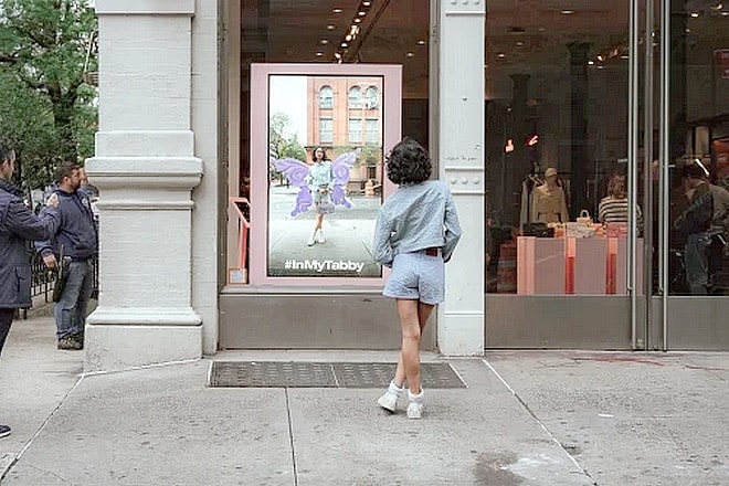 instalación virtual en una ventana de autocar en nueva york